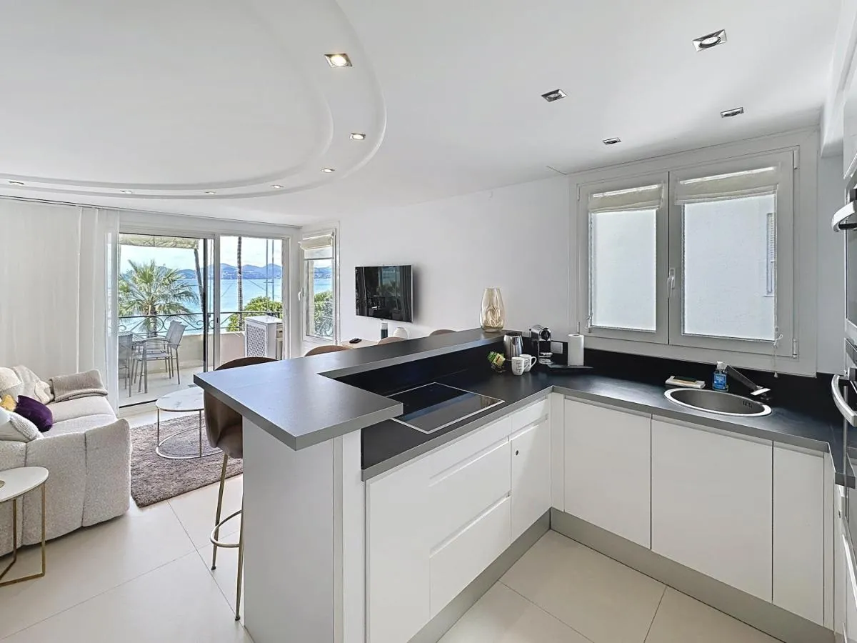 Image 3 of Modern 2-Bedroom Stunning Sea View on La Croisette