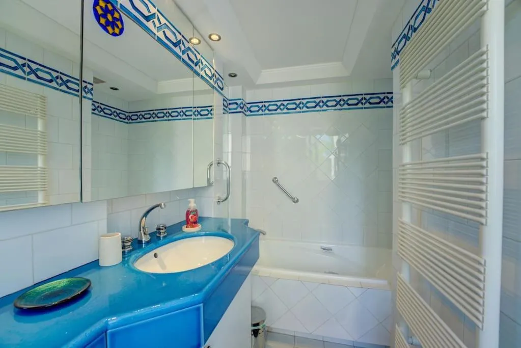 Image 2 of New Listing – Amazing Beach Views, 1-bed Apt
