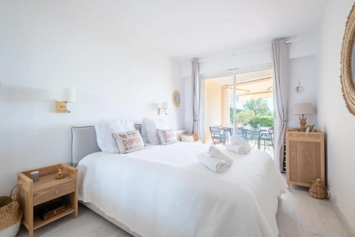 Image 3 of RARE! Exquisite 2-bd Apartment Facing the Sea