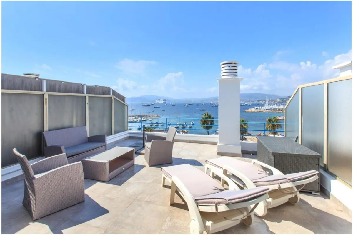 Image 2 of REF 1229 – Cannes Croisette – Sea view apartment for rent