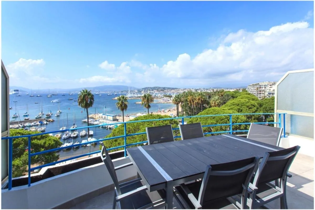 Image 1 of REF 1229 – Cannes Croisette – Sea view apartment for rent