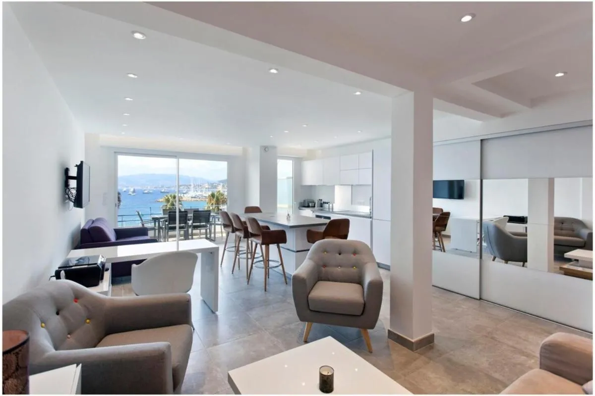 Image 3 of REF 1229 – Cannes Croisette – Sea view apartment for rent
