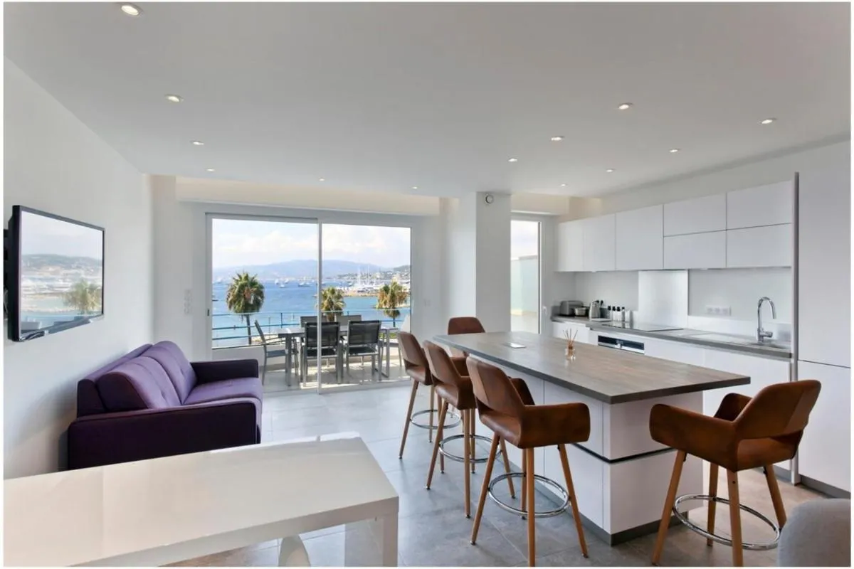 Image 6 of REF 1229 – Cannes Croisette – Sea view apartment for rent