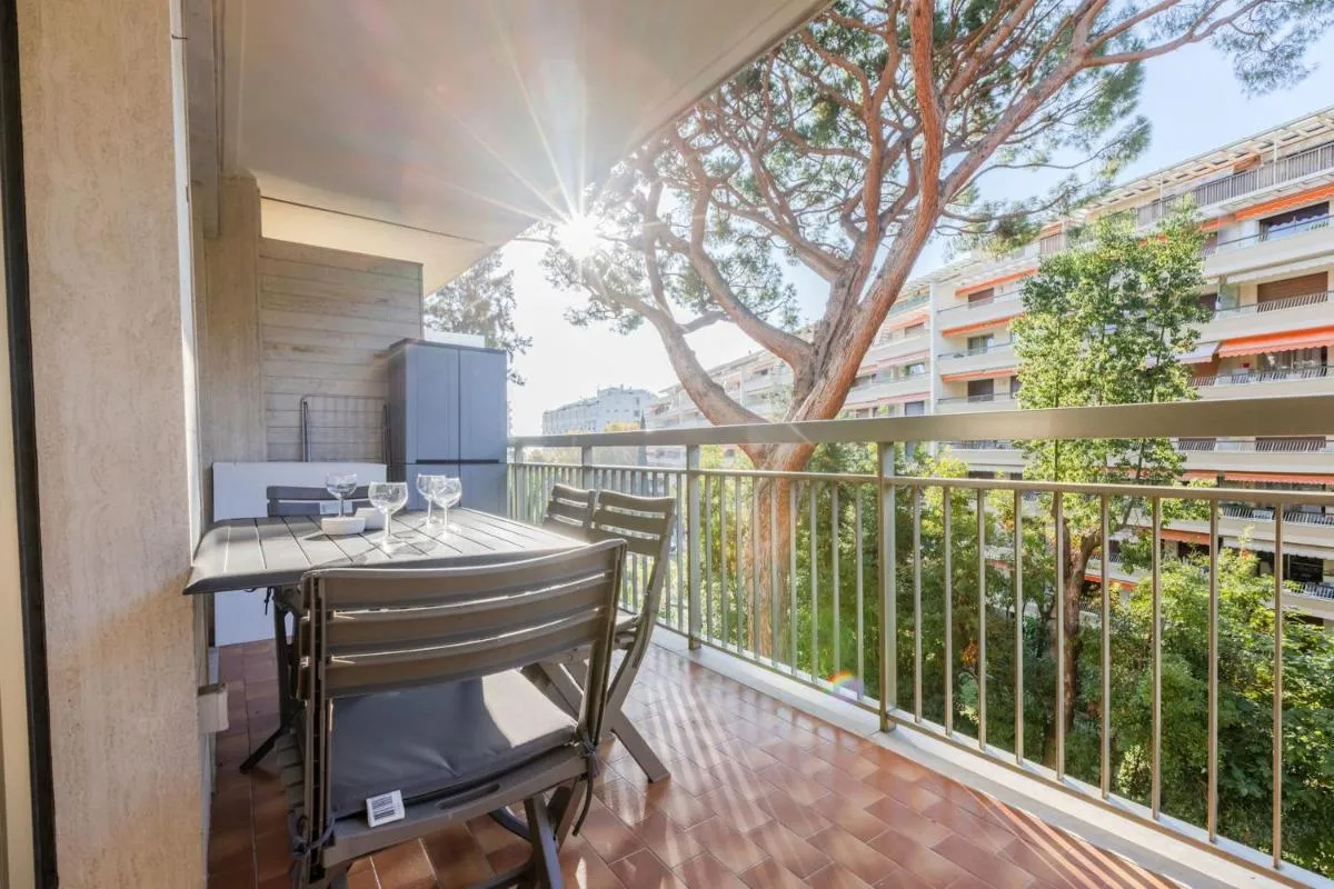 Image 2 of Renovated 3-Room Apartment in a Leafy Park
