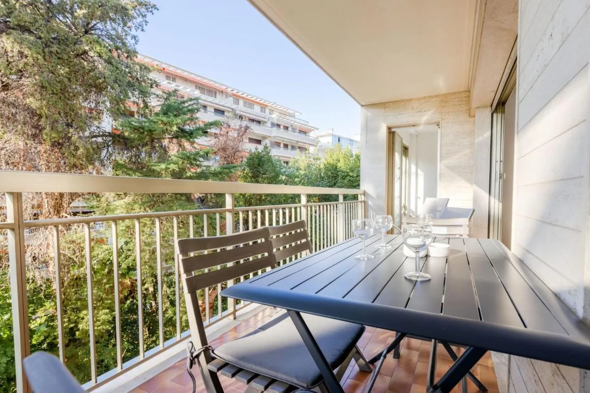 Image 3 of Renovated 3-Room Apartment in a Leafy Park