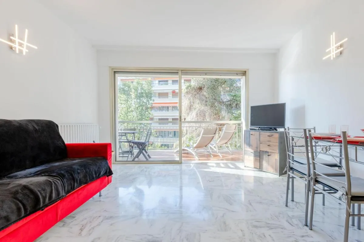 Image 1 of Renovated 3-Room Apartment in a Leafy Park