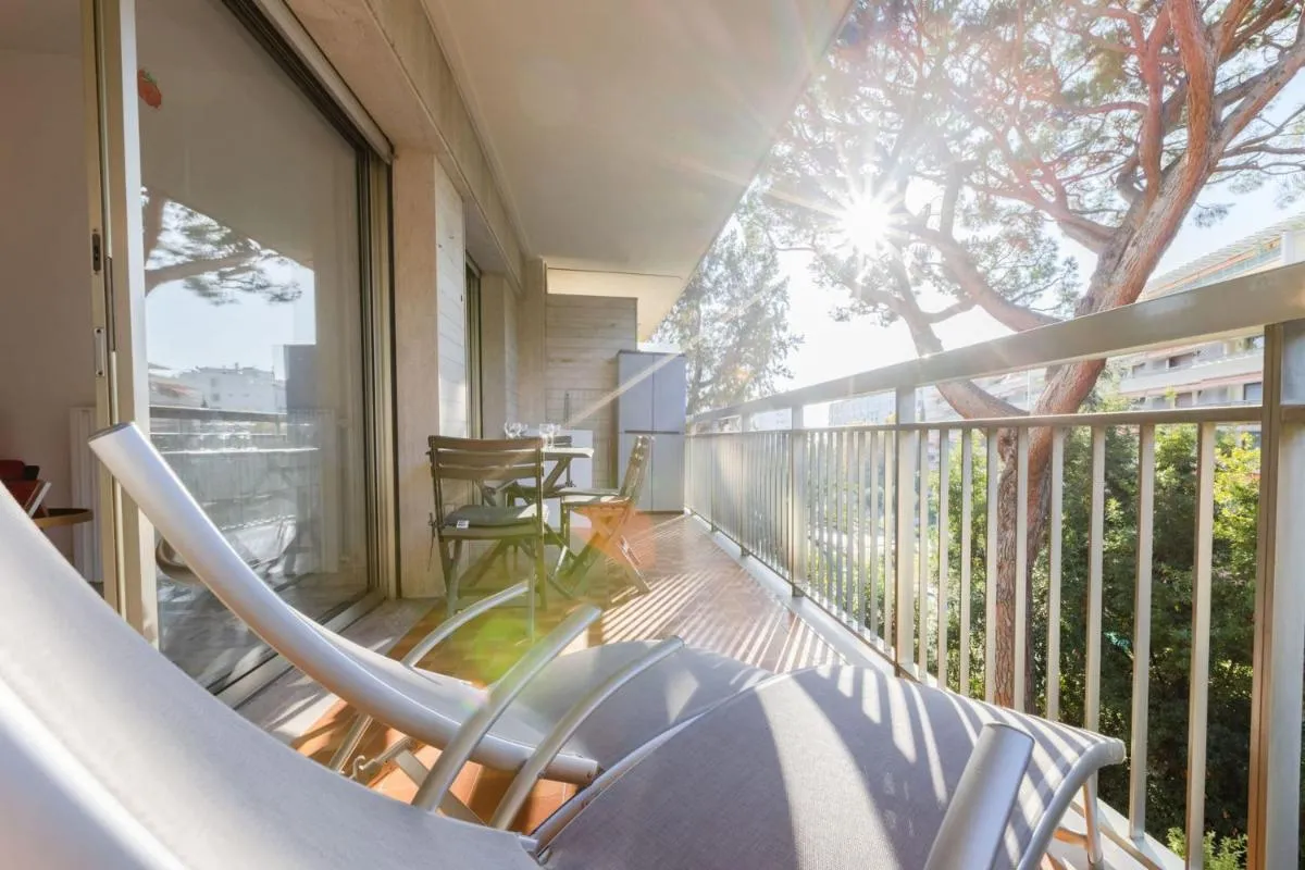 Image 4 of Renovated 3-Room Apartment in a Leafy Park