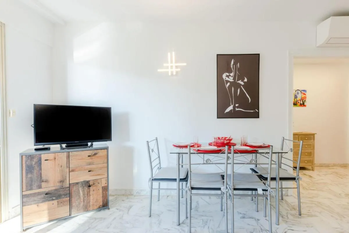 Image 6 of Renovated 3-Room Apartment in a Leafy Park