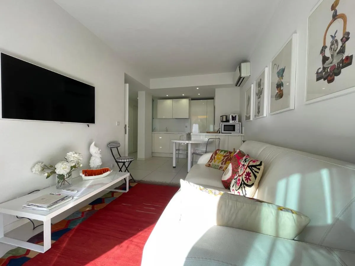 Image 3 of Renovated Cannes Centre Banane balcon