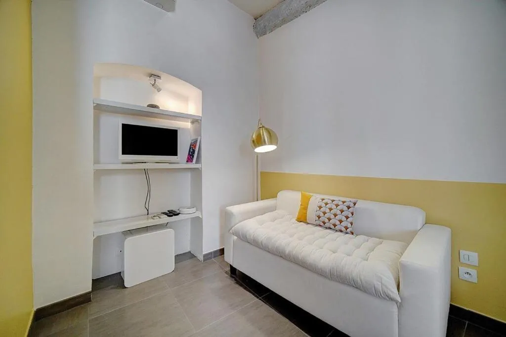 Image 4 of STUDIO MODERNE CENTRE HISTORIQUE DE CANNES VIEUX PORT-BAS SUQUET l- A0B65