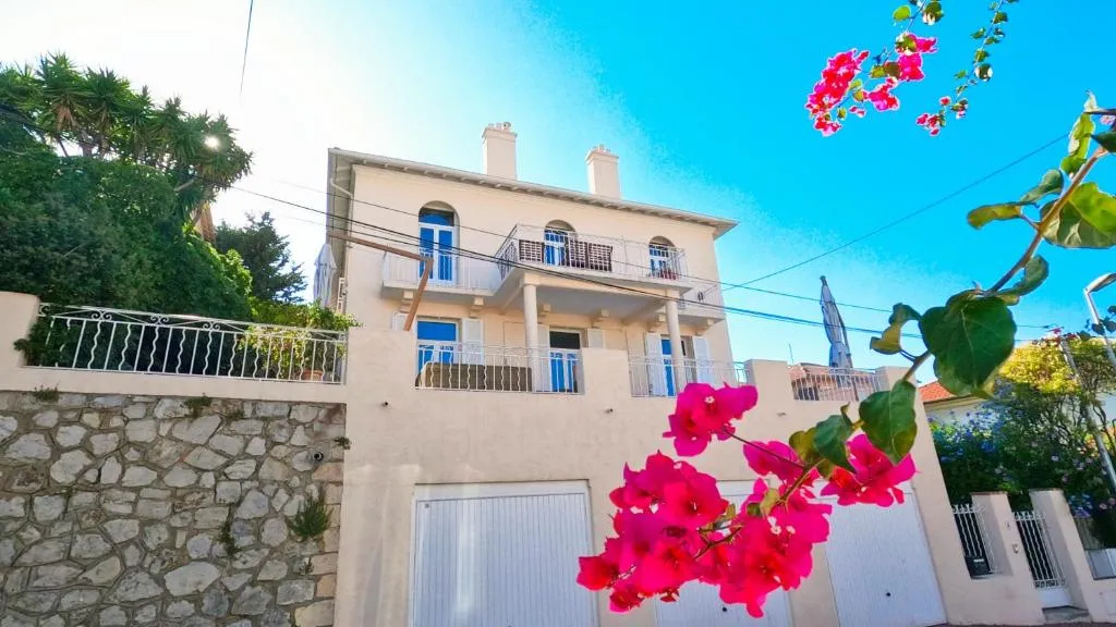 Image of SUPERBE MAISON 6 ch, 4 sdb, terrasses et billard