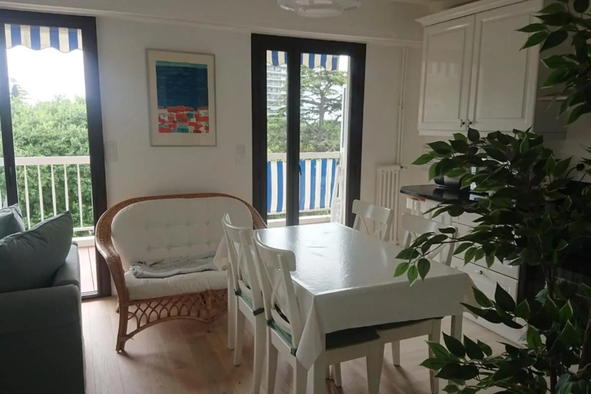 Image 2 of Spacious 70 m flat with Balcony and sea view!