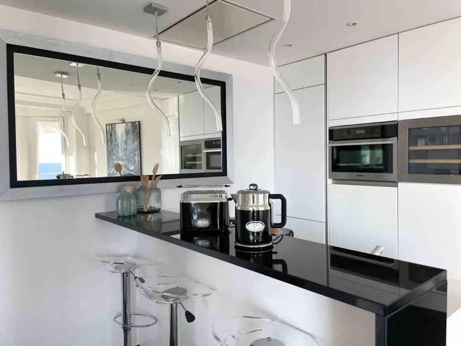 Image 3 of Stunning 2 bedroom flat with sea view on Croisette