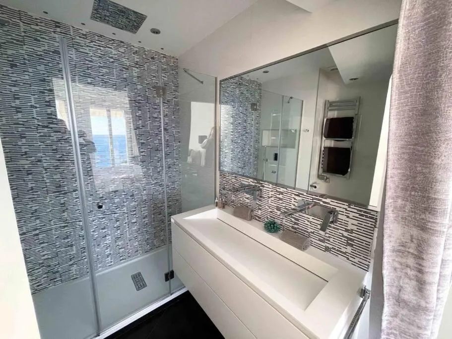 Image 2 of Stunning 2 bedroom flat with sea view on Croisette