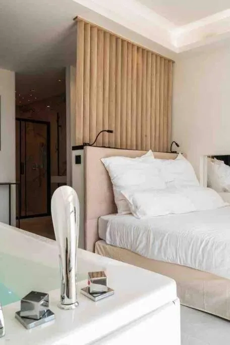 Image 3 of Suite luxe jacuzzi