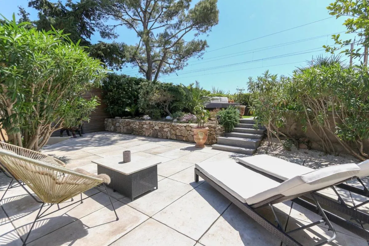 Image 2 of Superb 3BR with AC Sea view PARKING and Garden – BENAKEY