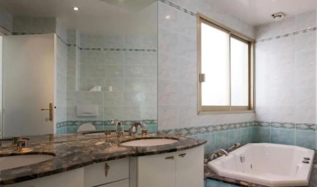 Image 2 of Superbe Appartement vue mer Pointe Croisette