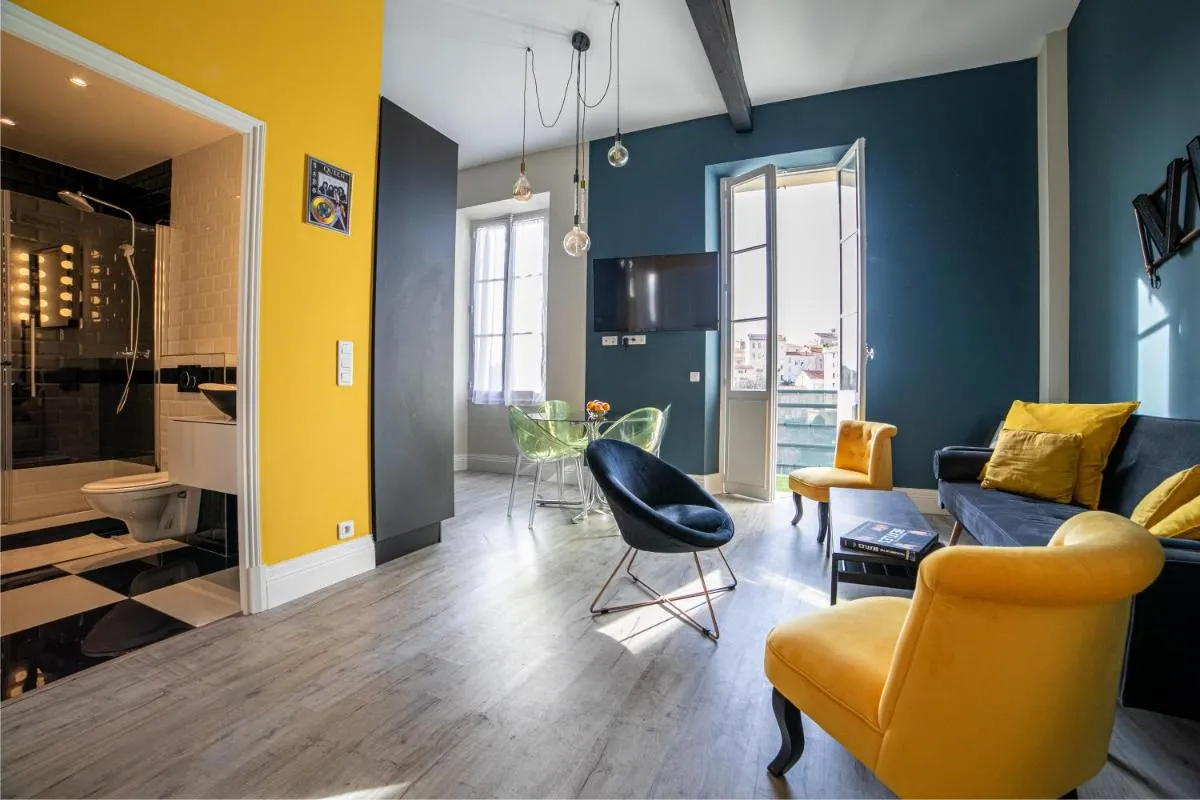 Image 2 of The Loft – Superb 2 bedrooms on top floor with terrace – 10min to Palais & Beach!