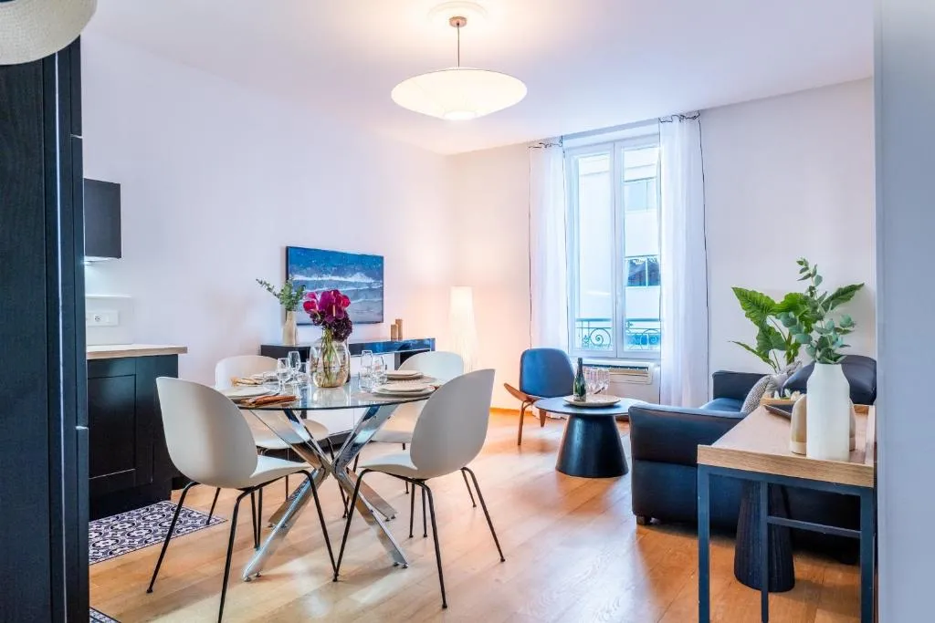 Image of Upscale 3-room apartment 200m from the Palais