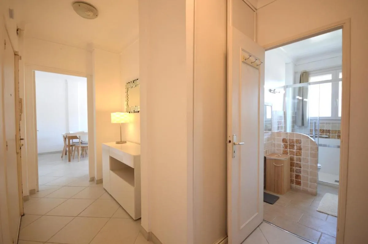 Image 2 of ” Le Madrilien ” CityCenter – Terrasse – Clim – 400M Croisette – Wifi