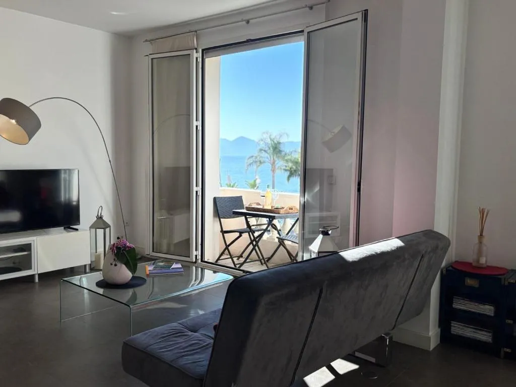 Image of ” Palais Miramar La Suite Rouge ” Vue Mer -Croisette Emplacement Unique – 20M Plage – WIFI – Clim