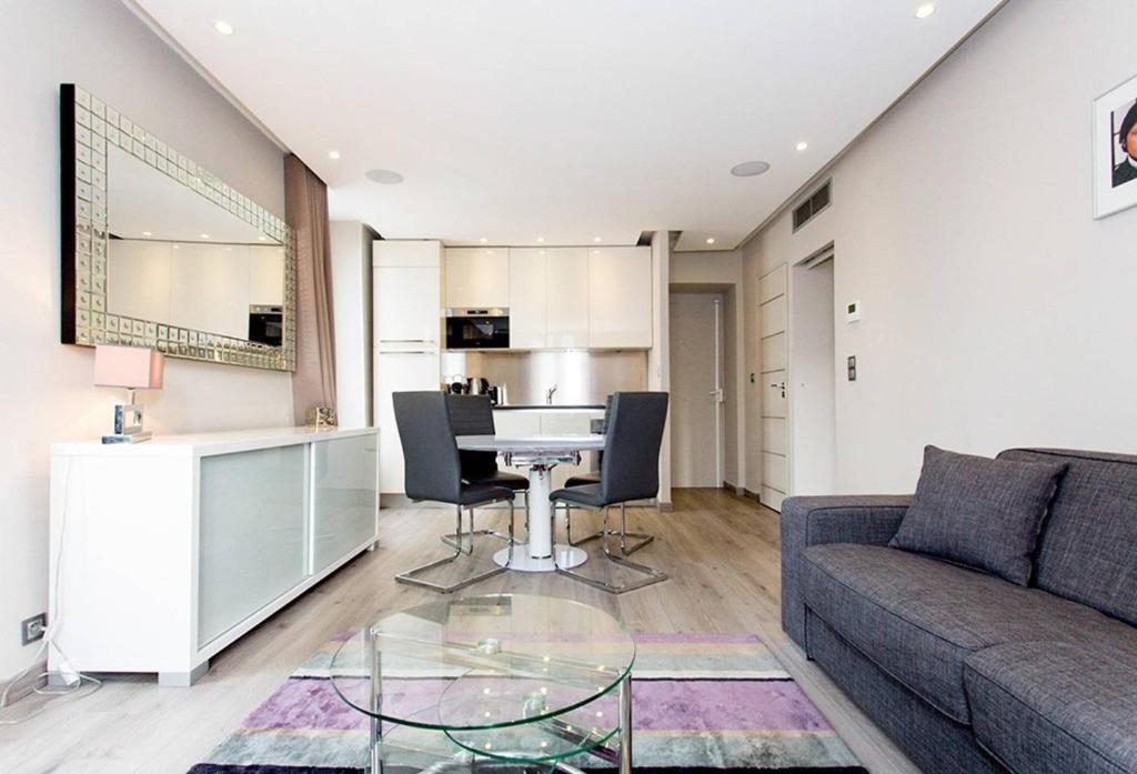 Image of 1 bedroom in front of the Palais!