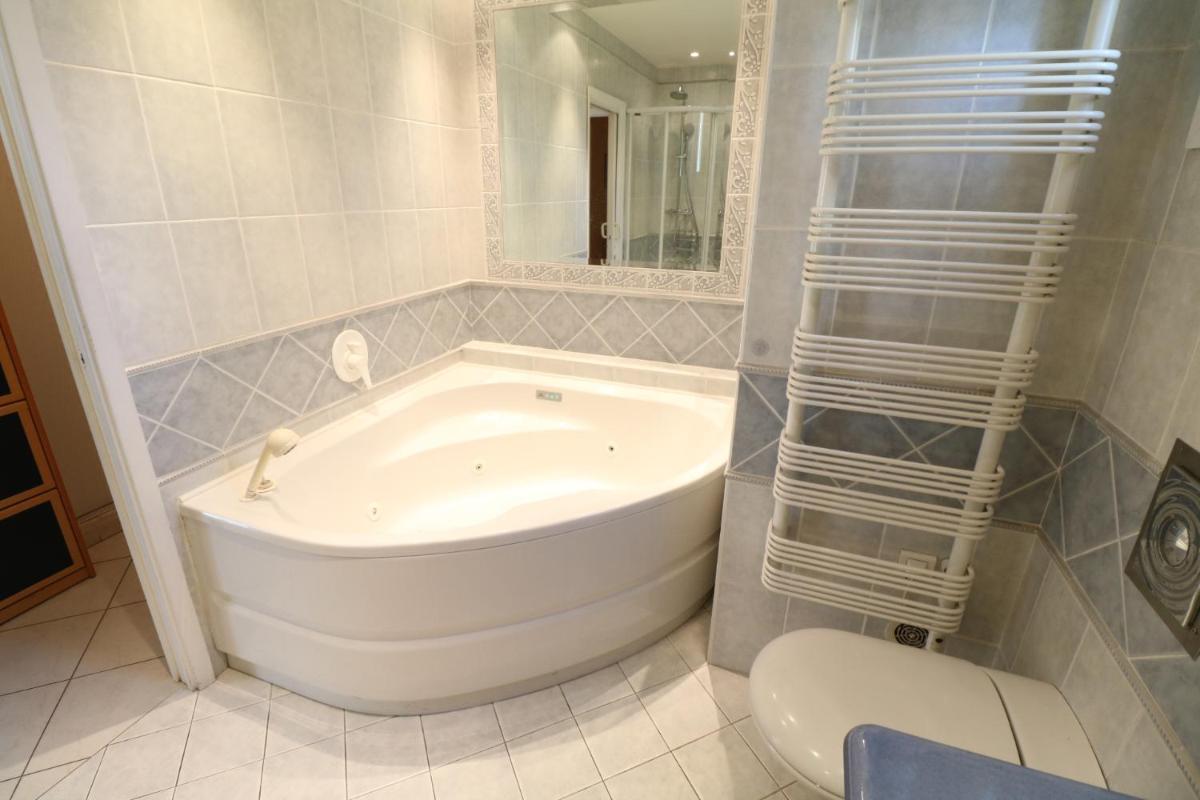 Image 2 of 2, 3 and 4 bedroom sea view Forville Apartments 5 mins from the Palais