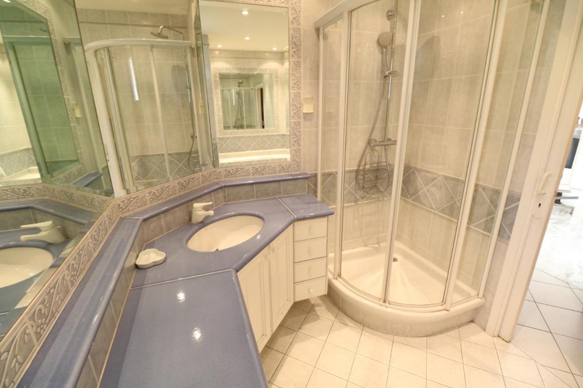 Image 3 of 2, 3 and 4 bedroom sea view Forville Apartments 5 mins from the Palais
