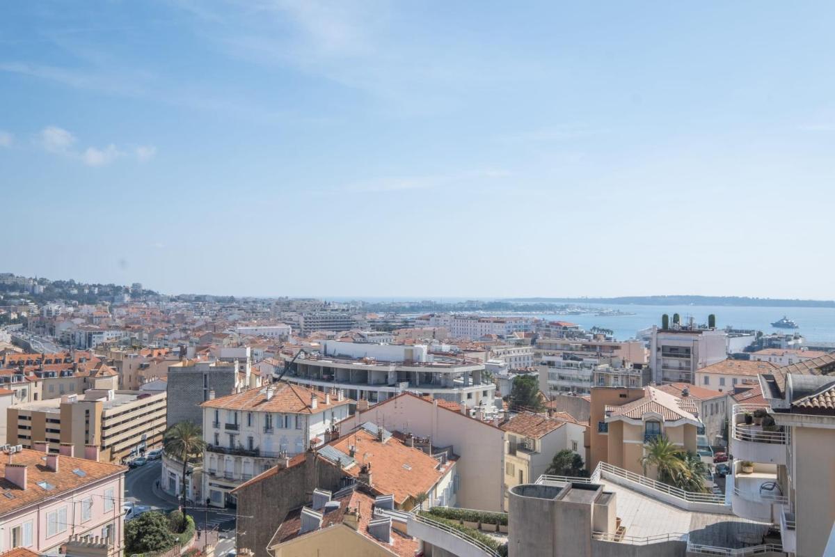 Image 3 of 3-Br apartment near downtown Cannes Sea view parking