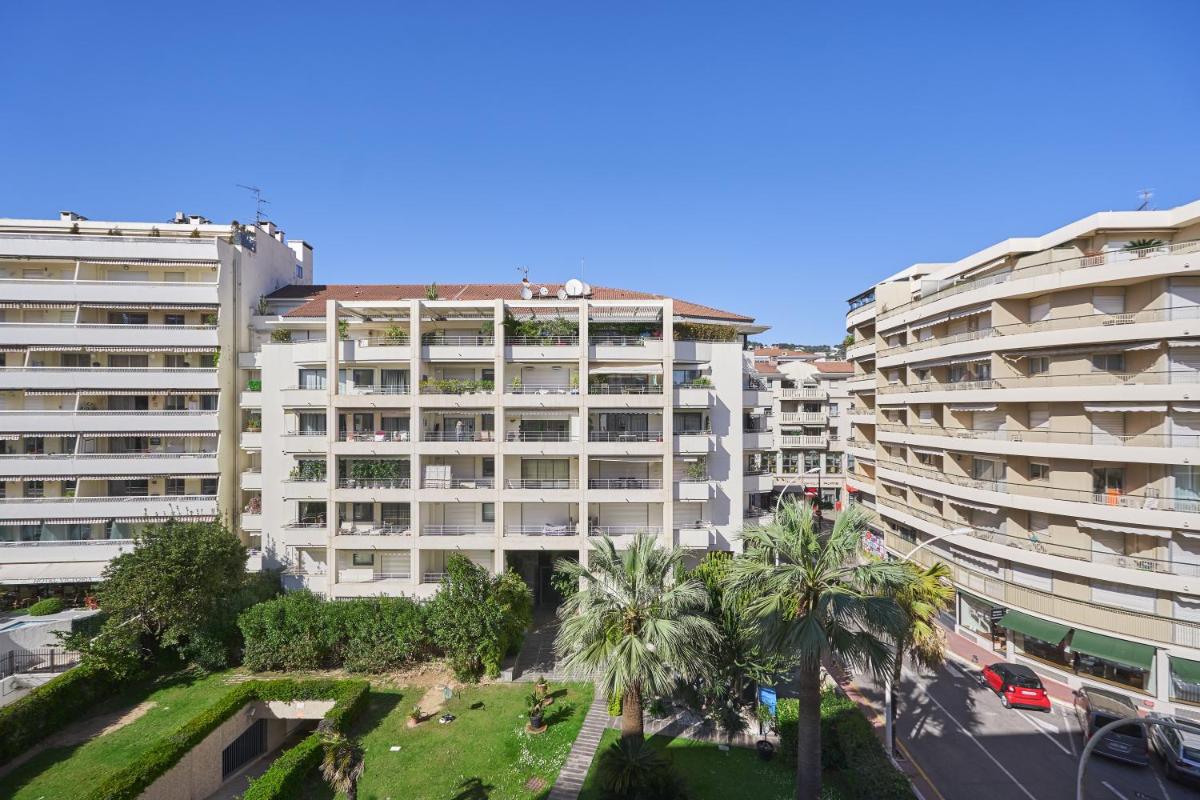 Image 5 of 3P BETWEEN CROISETTE BEACHES AND ANTIBES STREET