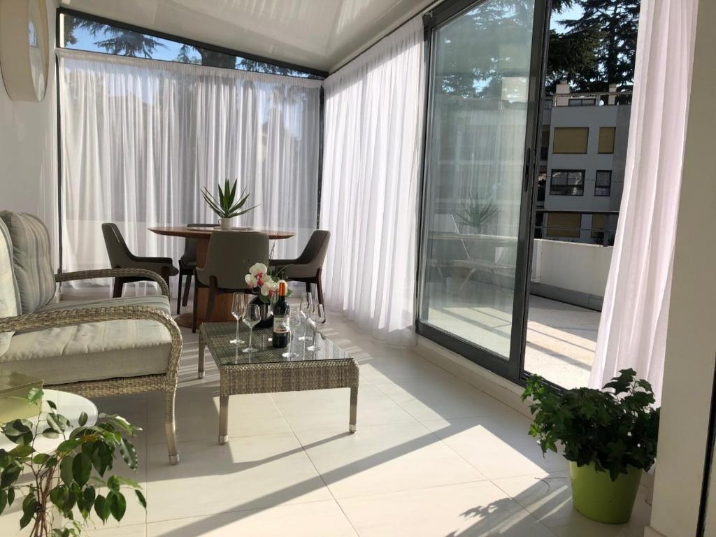 Image of Appartement montfleury, 2 terrasses, 2 chambres , 2 sdb , pkg privé piscine, 15 min walk to Croisette beach and Palais des festivals