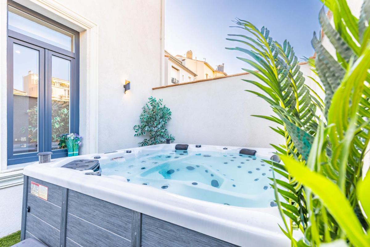 Image 1 of Bliss Triplex – Hyper Centre – Sauna – BBQ – Jacuzzi – LRACANNES