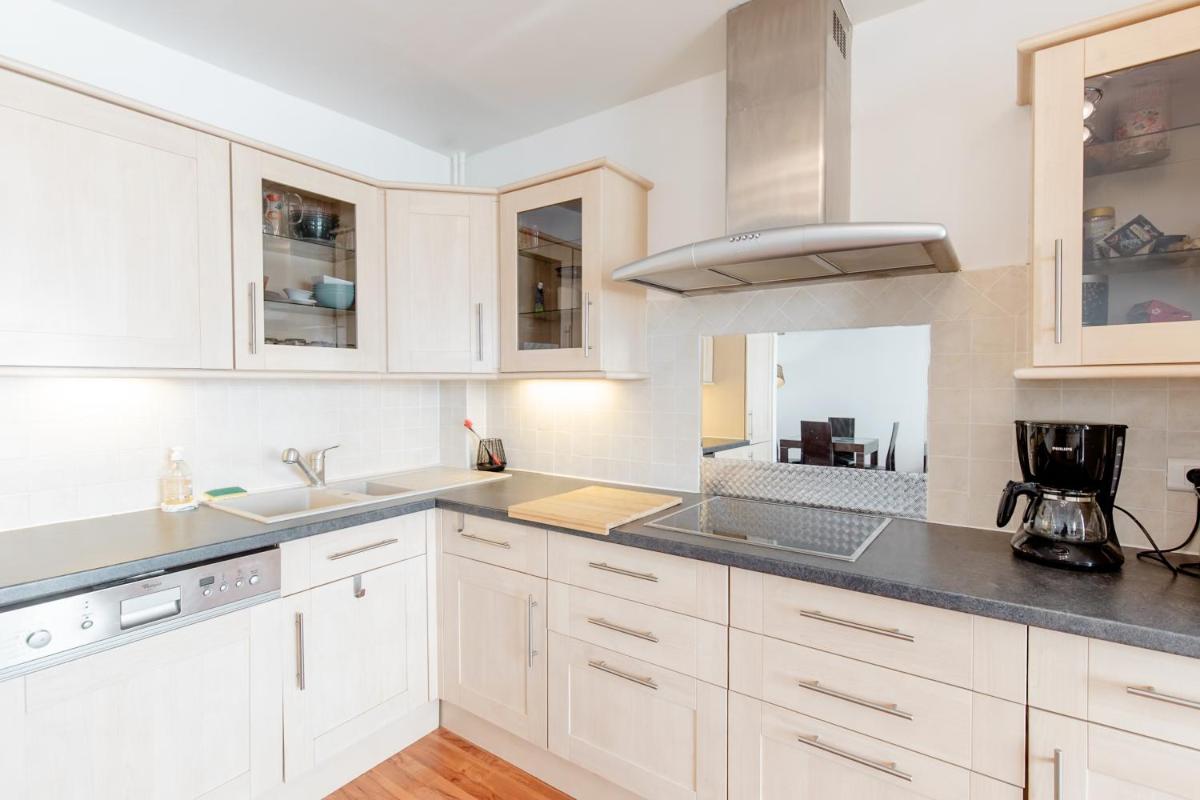 Image 4 of Bright 2 Bed Apt in Cannes, 10 min to Palais