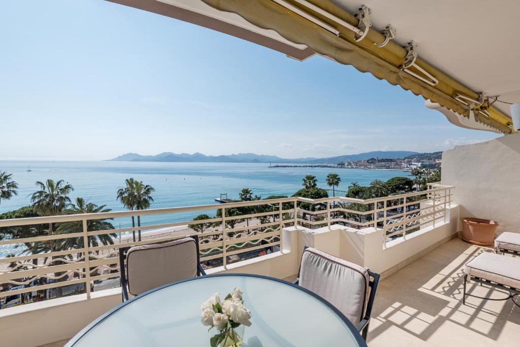 Image of Buckingham & Lloyds – Cannes