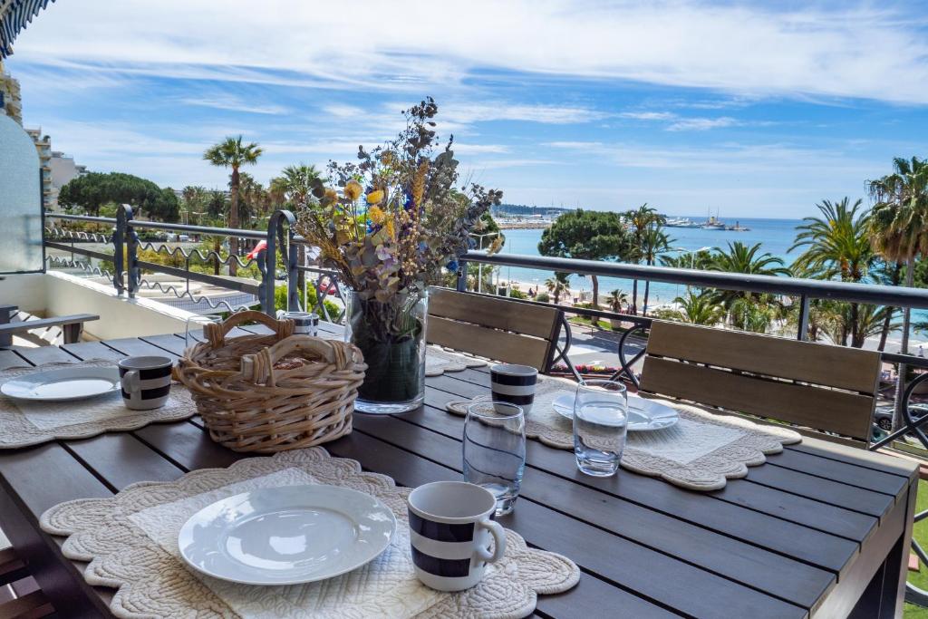 Image of Cannes Croisette Superbe 3P front de mer