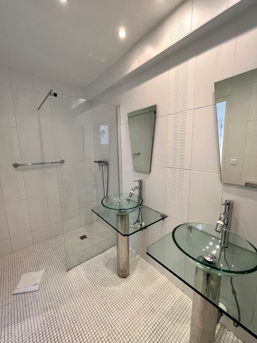 Image 3 of Central -300m Palais- Seaview-A/C-WIFI-spacieux