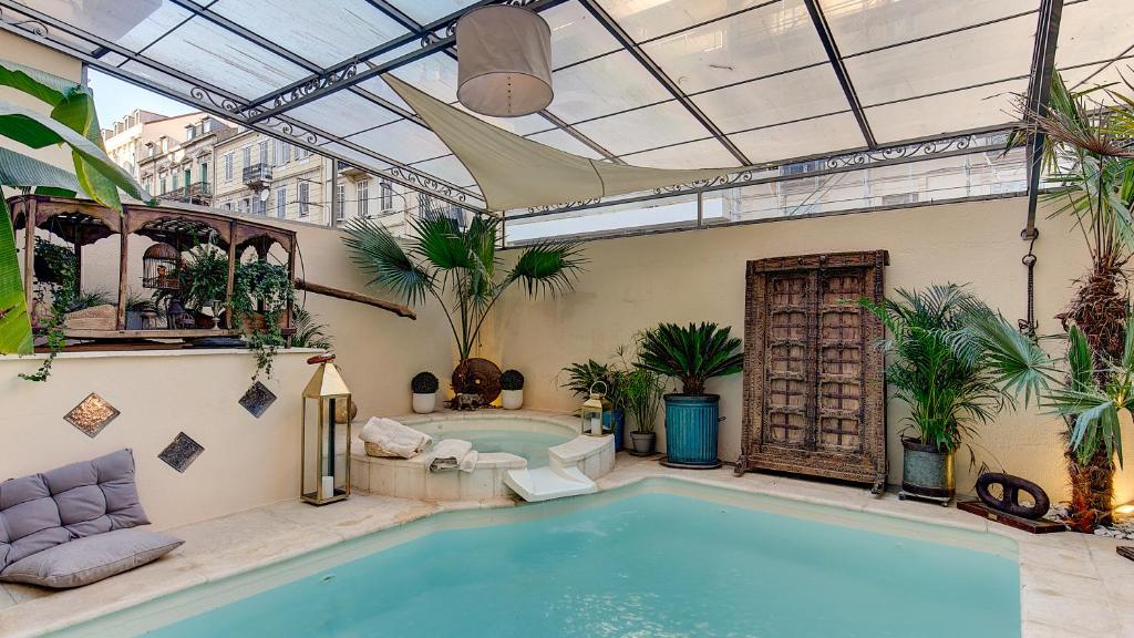 Image of Cocoon in Cannes *****