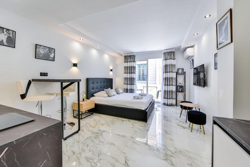 Image of Large studio – 50m Cannes beach – terrace sea view