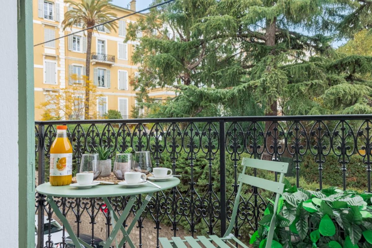 Image 3 of L’atelier des Artistes -Écrin de sérénité au coeur de Cannes – Balcon – Clim – Wifi