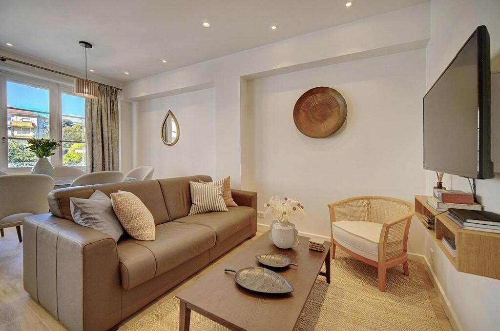 Image 4 of MAGNIFIQUE 3 PIECES RENOVE CANNES CENTRE ‘Banane’ AVEC VERANDA ! A2B88