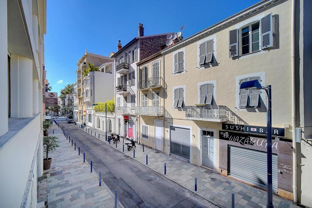 Image 5 of MAGNIFIQUE 3 PIECES RENOVE CANNES CENTRE ‘Banane’ AVEC VERANDA ! A2B88