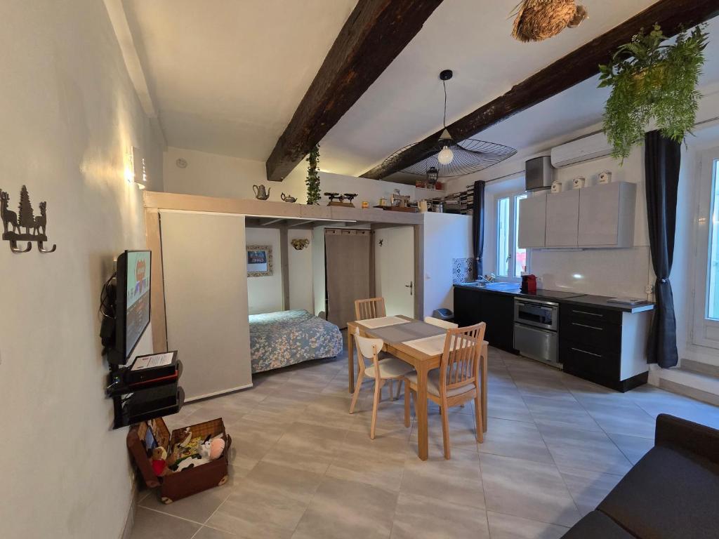 Image of Meynadier 66 – Appartement Très Calme avec Cour Privative, Plage, Gare, Palais à 300m