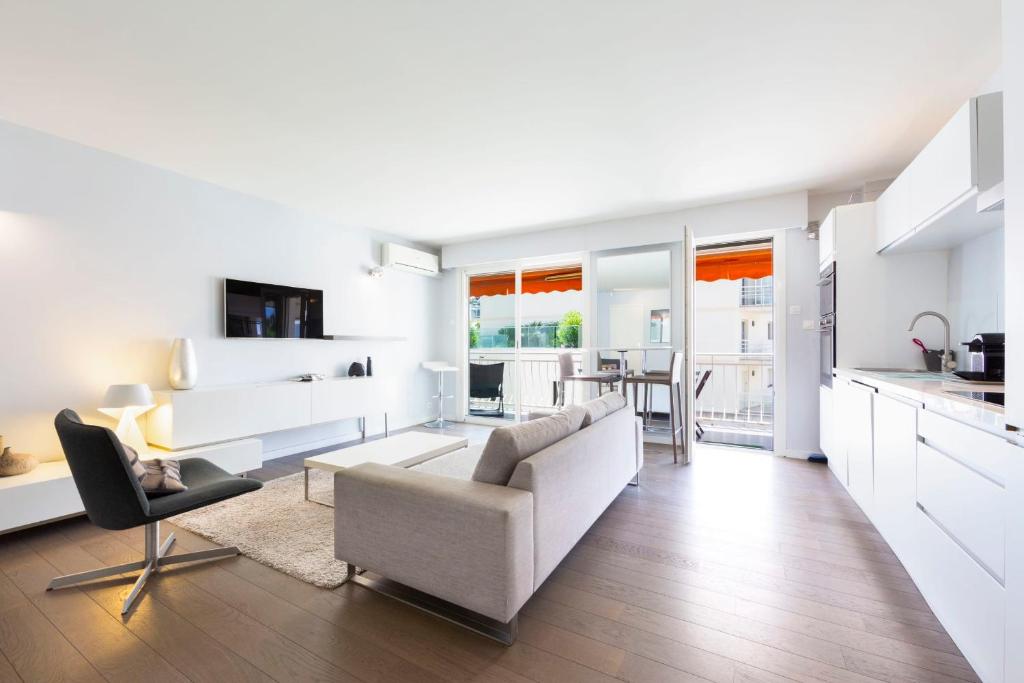 Image of Modern apartment 2 bedrooms quiet terrace in a palm beach area, 30 meters from seaside