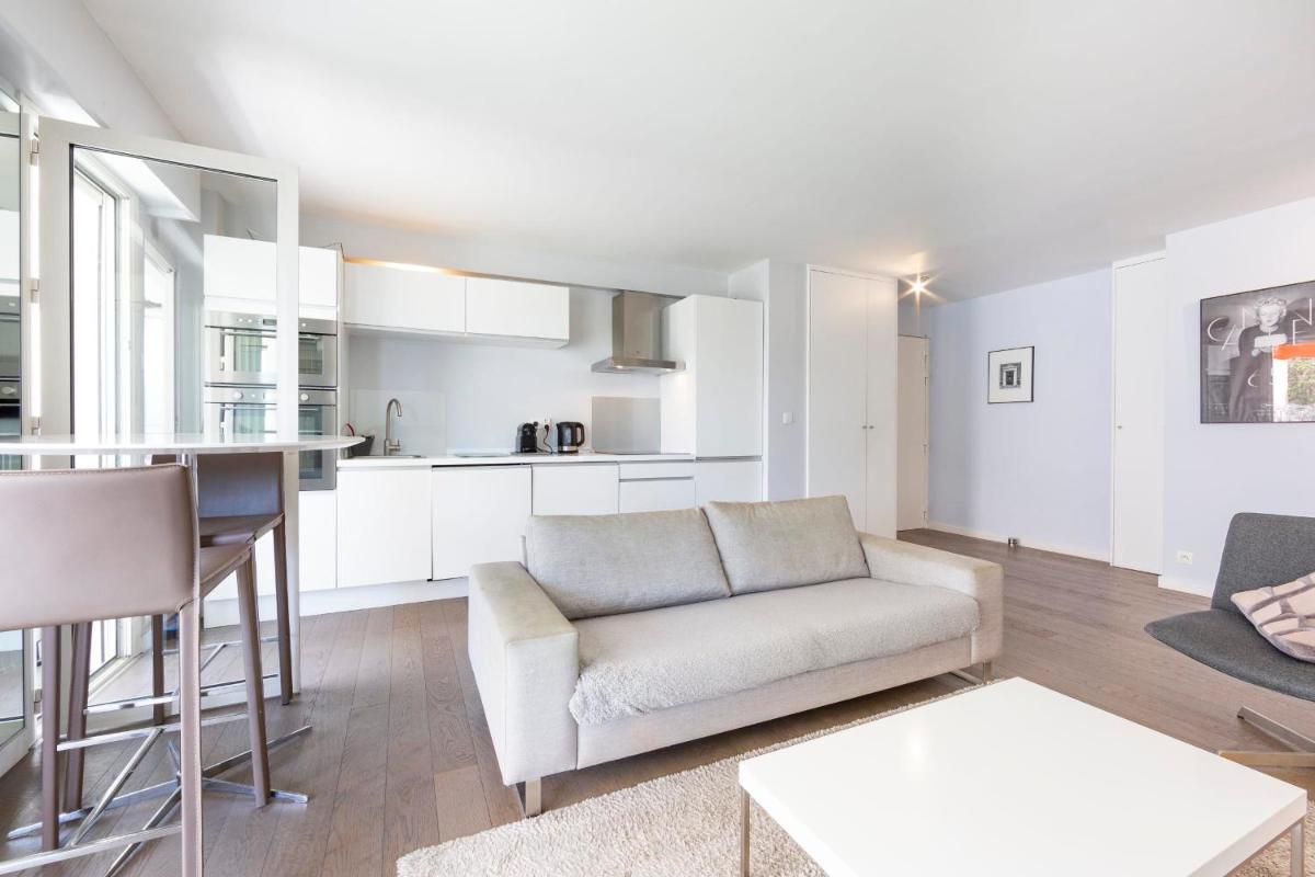 Image 2 of Modern apartment 2 bedrooms quiet terrace in a palm beach area, 30 meters from seaside