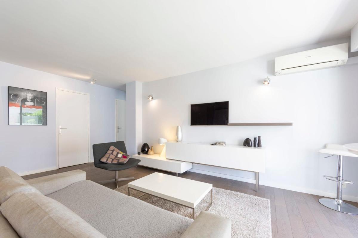 Image 4 of Modern apartment 2 bedrooms quiet terrace in a palm beach area, 30 meters from seaside