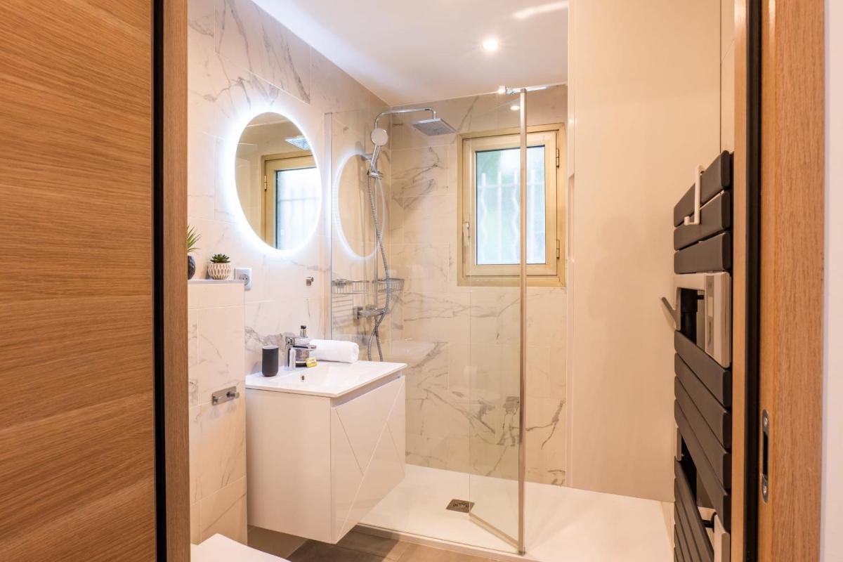 Image 3 of RARE ! Studio with terrace 5min walk to the Palais