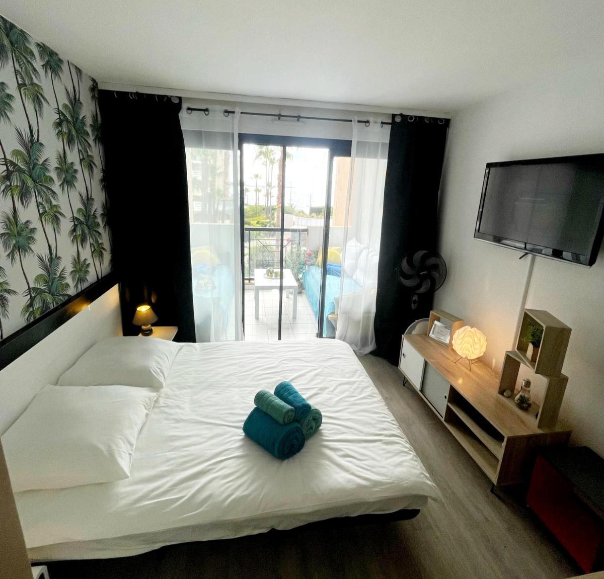 Image 1 of Sea view La Palme d’Azur apartment steps away from the beach and perfect for holidays & business trips