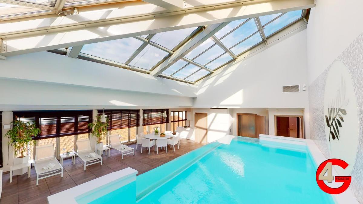 Image 3 of THE POOL HOUSE Cannes