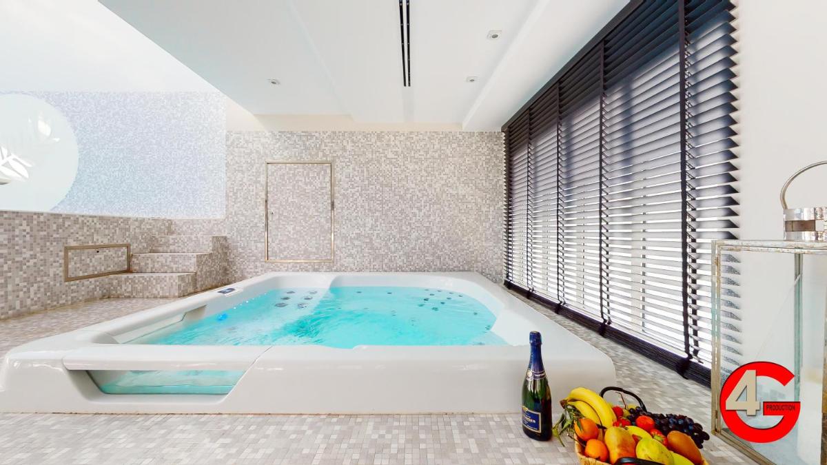 Image 2 of THE POOL HOUSE Cannes
