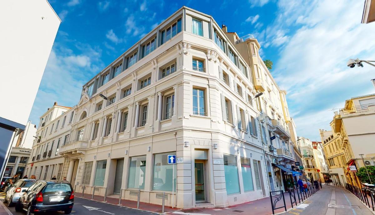 Image 6 of THE POOL HOUSE Cannes